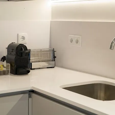 Designer In One Of Lisbon's Trendiest Quarters Apartment *