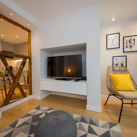 Designer In One Of Lisbon's Trendiest Quarters Apartment *