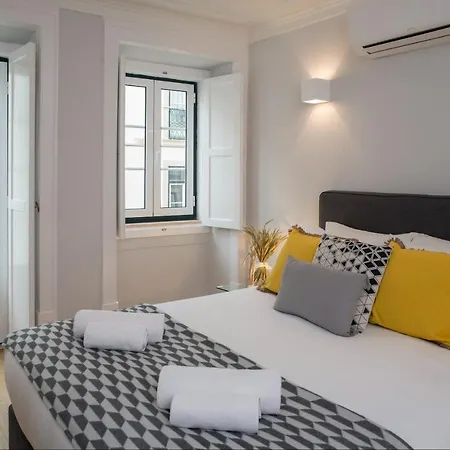 Designer In One Of Lisbon's Trendiest Quarters Daire Lisboa