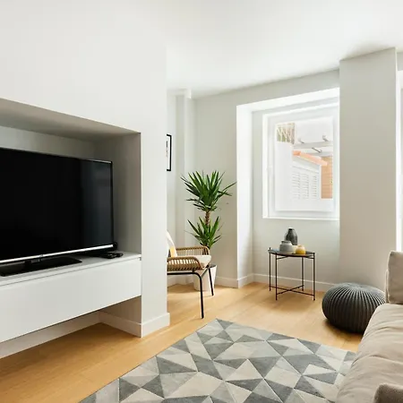 Designer In One Of Lisbon's Trendiest Quarters Lizbona